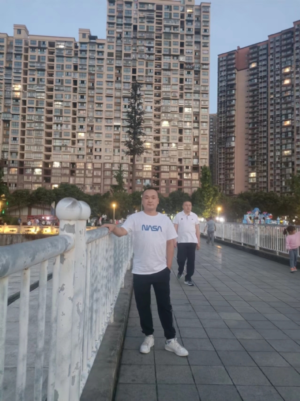 寂寞的男人的第一张照片--德州相亲服务中心